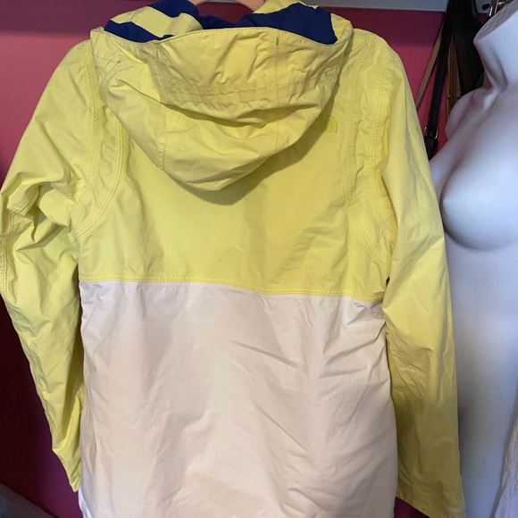 The North Face Rain Jacket. Size M - Picture 2 of 9